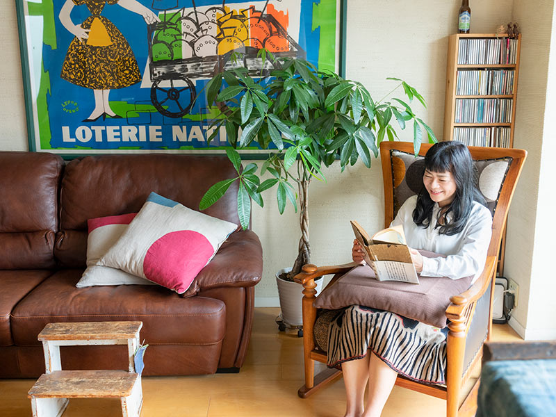 画像: 本は自宅リビングのソファや寝室のベッド、ときには近所のカフェで読むのが習慣。「家で読むときは、通販で買ったクッションテーブルが活躍します」