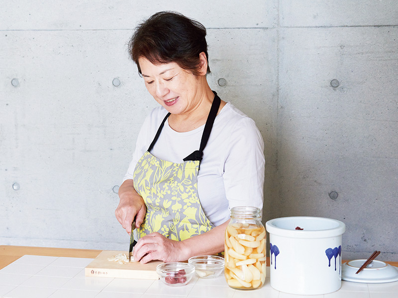 画像: 自家製のらっきょうや梅干しをきざむ今泉さん。「自分でつくると、塩分量などいろいろと調整できるのがいいですね。今年もたくさん仕込みました」
