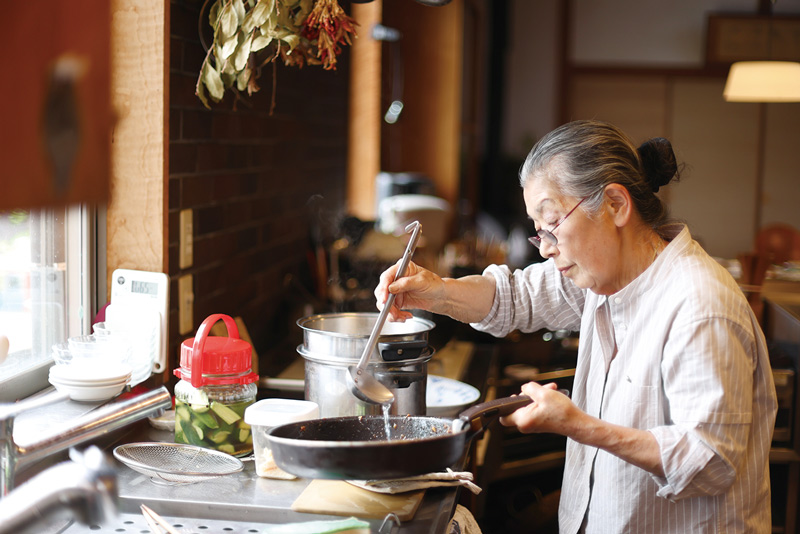 画像: 干しなすとトマトピューレをパスタのソースに。「食べきれない野菜は、干せるものは片っぱしから干してストックします。離島は蓄えがないと不便なので知恵と工夫でやりくりします」