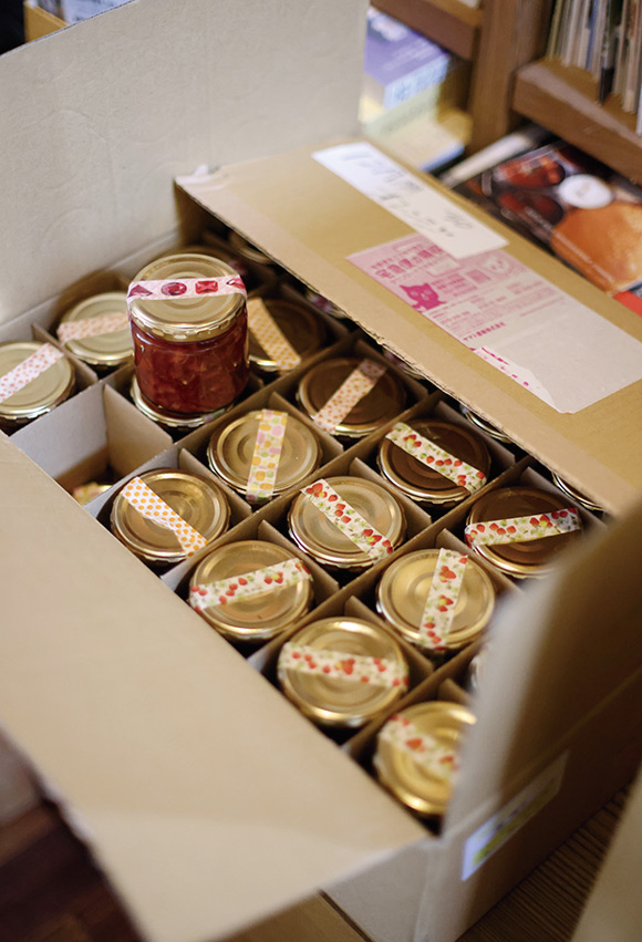 画像: 地元のブラッドオレンジやいちごでつくったジャムが箱いっぱい。「買ったものを贈るのは好きじゃなくて、季節のあいさつやお礼に、つくっては贈ります」