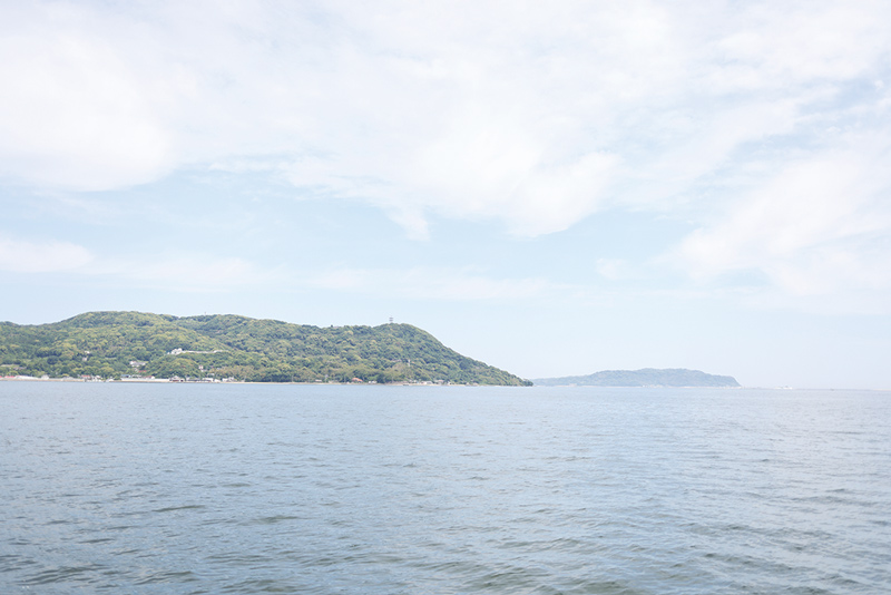 画像: 島へ渡るフェリーから見た能古島