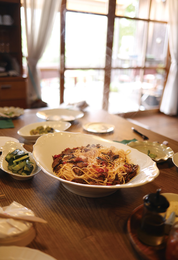 画像: 干しなすとトマトのパスタ、畑で採れたアーティチョークやアスパラガス、そら豆、ピクルスやパンも自家製。ここにあるもので充実の昼食に