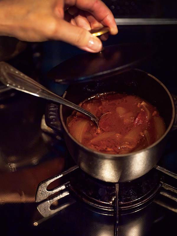 画像: 料理家のレシピを自分流にアレンジした、トマト缶を加えたハッシュドビーフ。「レシピ本は見ず、自分の感覚任せでつくっています」