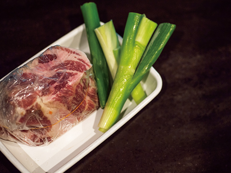 画像: 夕食後は「締め切りがない料理」を。かたまり肉に塩をまぶしてじっくり煮込み、塩豚に