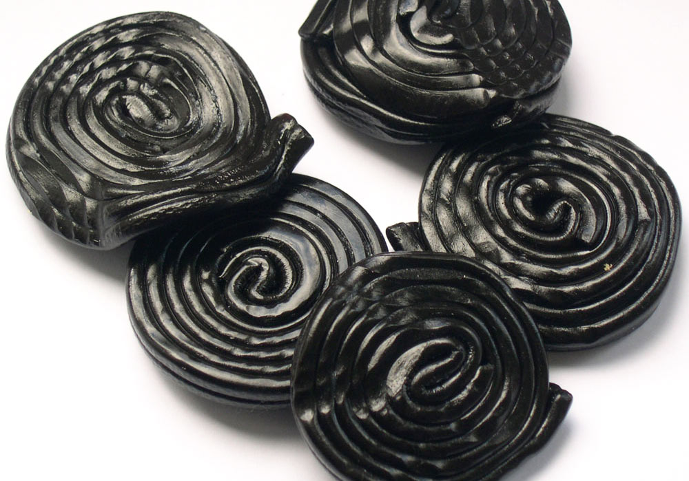 画像: ハリボー社のリコリス菓子。真っ黒くて筋があるところが、確かにブラックトルマリンと似ています（ウィキペディアより転載。撮影／ Pikaluk）