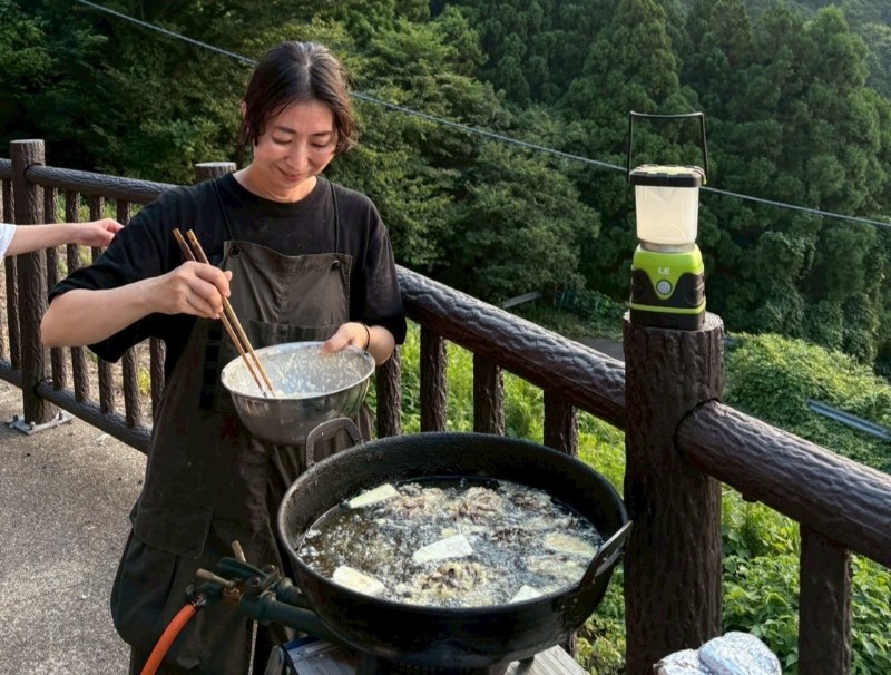 画像1: 食材を持ち寄り、バーベキューがスタート