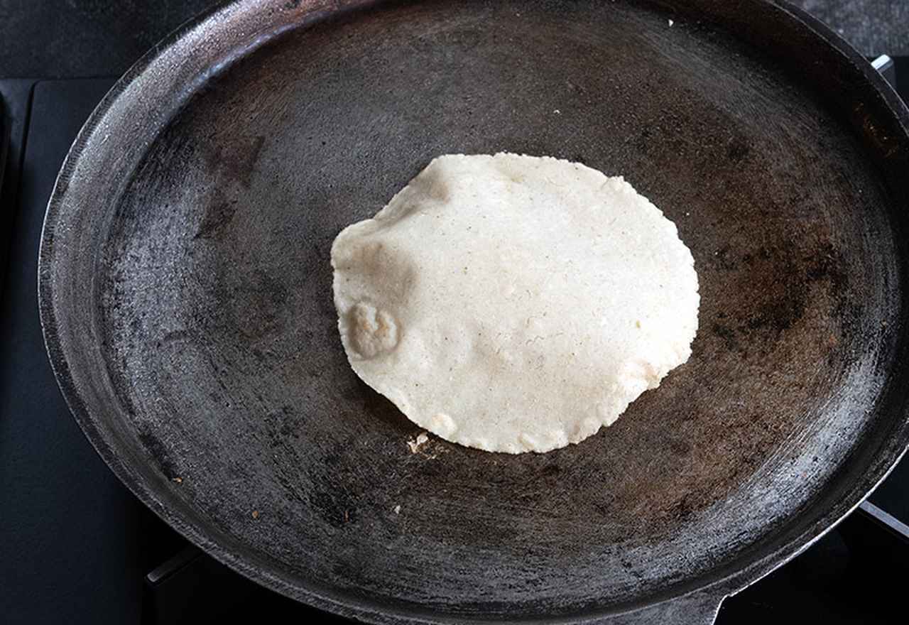 画像: 「とうもろこし粉のトルティーヤ」のつくり方。本場メキシコの“本格タコス”を自宅でかんたんに。プレス機なしでもOK！／料理家・丸山久美さん - 天然生活web