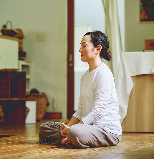 画像: 「内観」は最も大切にしている習慣。あぐら姿勢になり、目を軽くつぶり、心の中で自分にやさしく話しかける