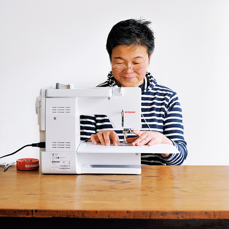 画像: 姿勢のポイント 02 ミシンでなく針を体の中心に