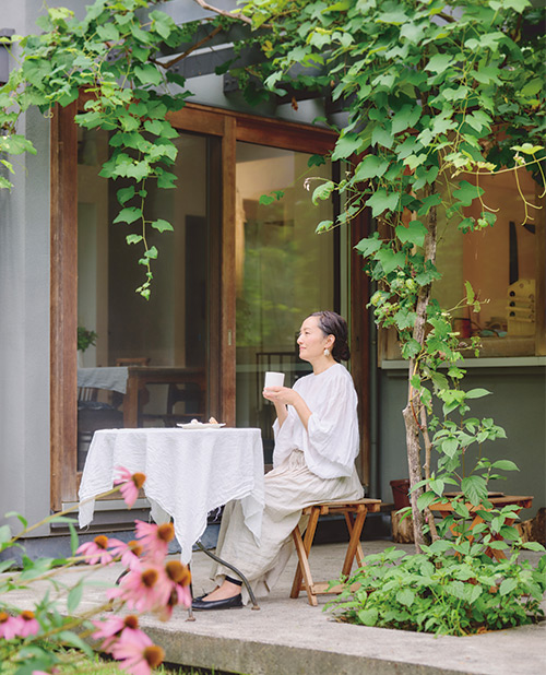 画像: お茶やエッセンスを扱うからには、なるべく本来の姿を知っていたいと、多くのハーブを育てている