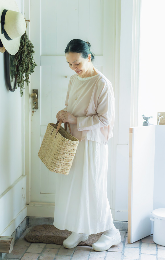 画像1: ライアー奏者・山下りかさんの「春夏秋冬」コーデ術。素材感や色合いの違いを楽しむ“重ね着”のバリエーション