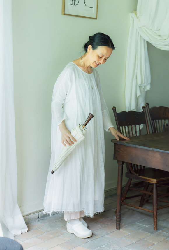 画像4: ライアー奏者・山下りかさんの「春夏秋冬」コーデ術。素材感や色合いの違いを楽しむ“重ね着”のバリエーション