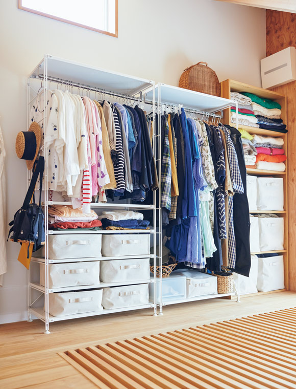 画像: ラックの服は、色と形別に並べ、棚にはパンツをたたんで収納するなど、選びやすいように。右の棚は自作のニットや小物がぎっしり