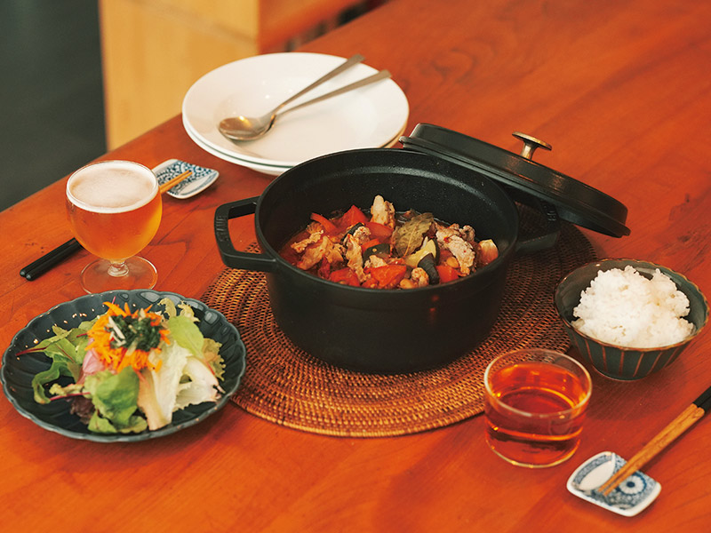 画像: ストウブのお鍋の中身は、ラタトゥイユ風の煮込み。大豆や豚肉も入れ、ボリュームたっぷりの主菜に