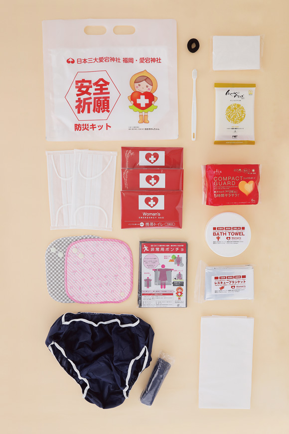 画像: 外箱寸法：約縦10×横30×高さ25cm　質量：約600g　内容量：携帯用トイレ×3個、布ライナー×2枚、ナプキン、紙ショーツ×2枚、髪留めゴム、非常用ポンチョ、マスク×2枚、防災用手ぬぐい、防災用圧縮バスタオル、レスキューブランケット、防災用ウエットティッシュ、ポケットティッシュ、歯ブラシ