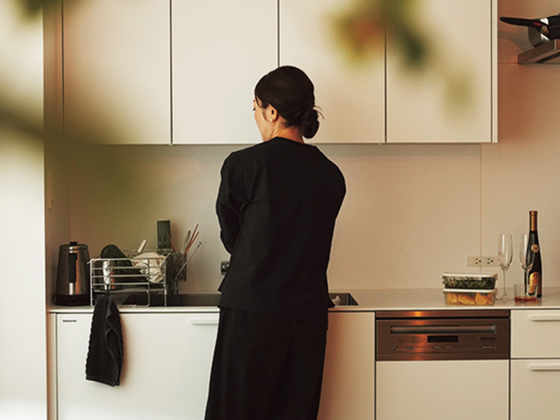 画像: 用意や後片づけは夫婦で自然にシェア。ほっとひと息つくひととき