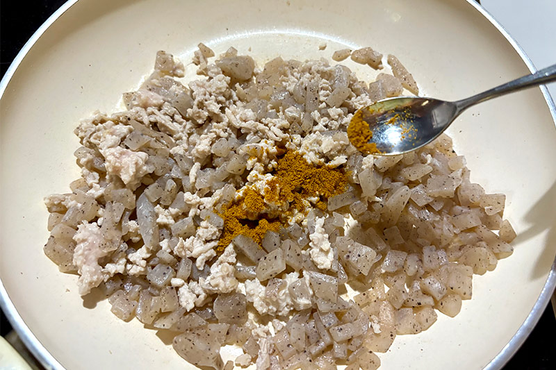 画像: カレー粉を加えたら、焦げないようにさっと炒めて