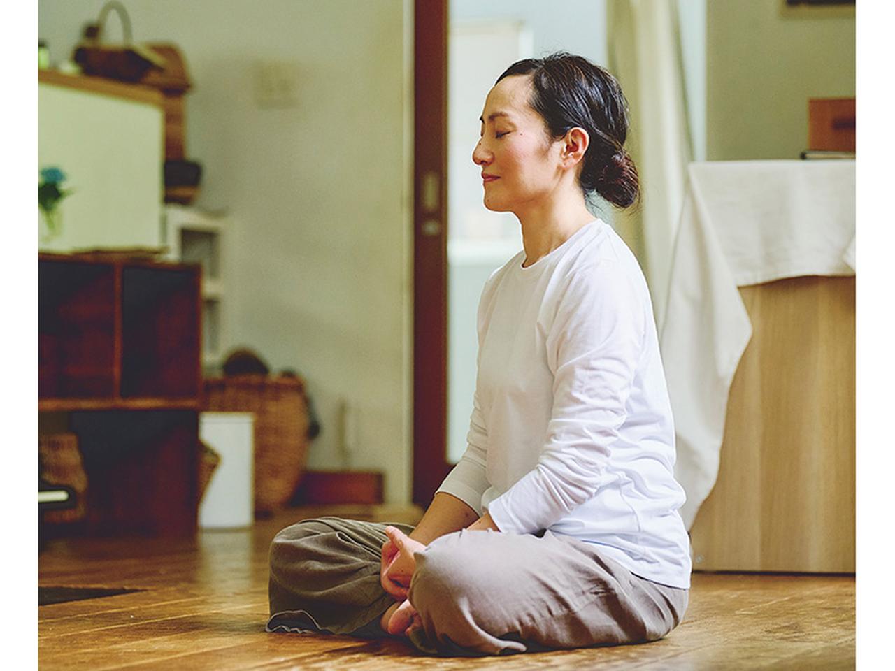 画像: 朝と夜、自分の内面に“じっくり”目を向ける「内観」を習慣に。見えてきた心の軸。植物療法士・佐藤景子さんのルーティン - 天然生活web