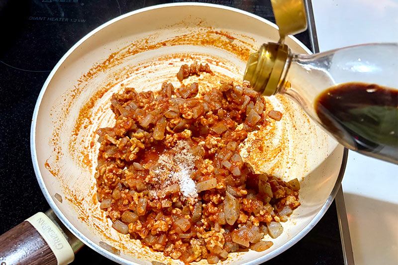 画像2: こんにゃくが主役!低カロリーで食欲をそそる「こんにゃくドライカレー」のつくり方|本多理恵子の「50代からは“手抜き”と“息抜き”」