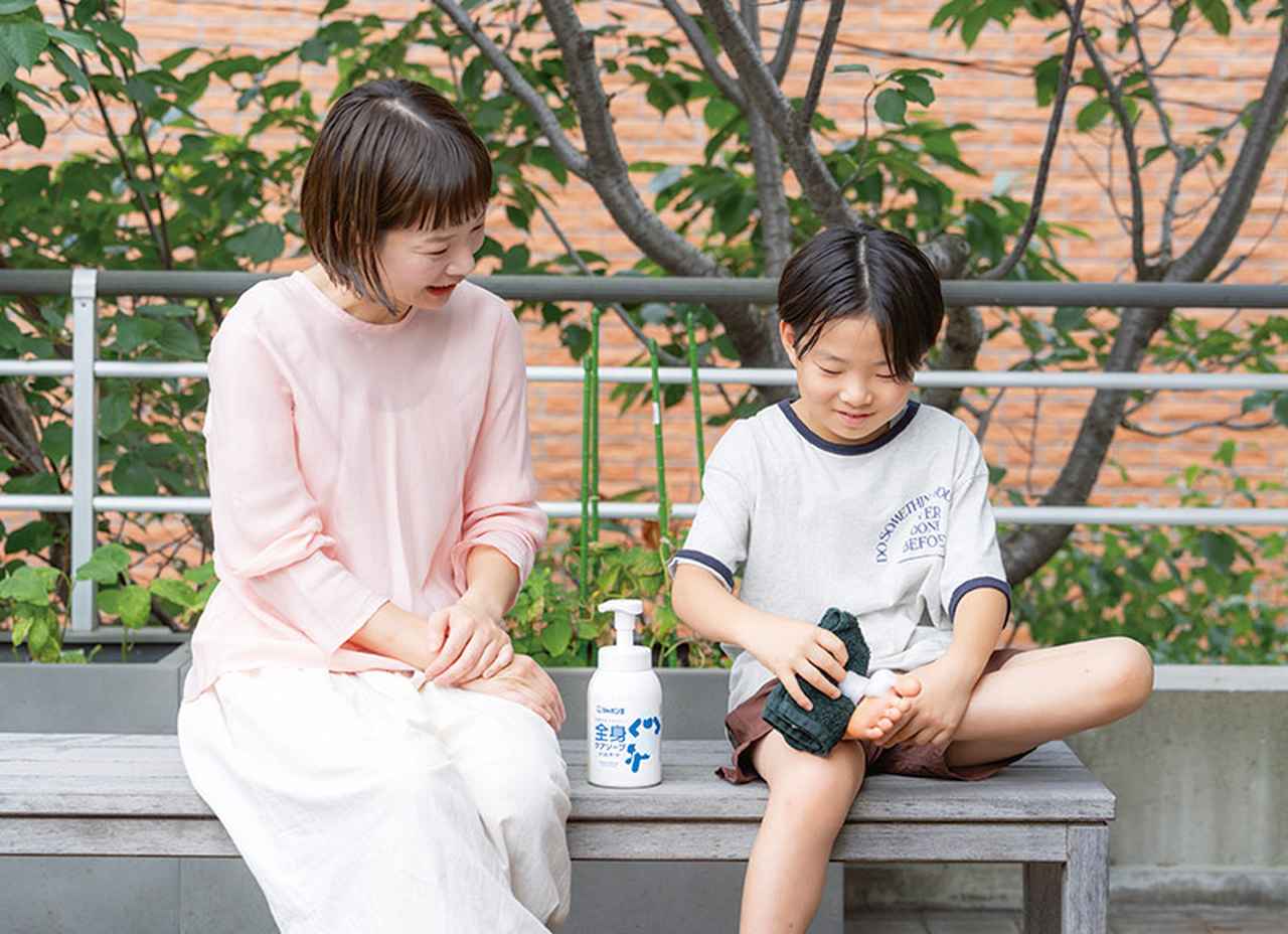 画像: 洗い流し不要の清拭料としても使えるのが特徴。外遊びから帰ってきた小学生の長男、然くんも濡れタオルに泡をのせて、足をきれいにしてすっきり