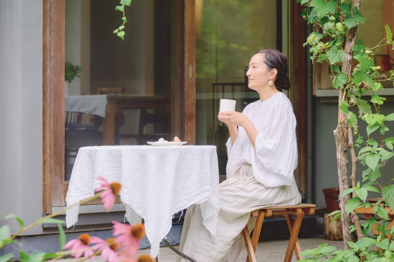 画像: “一日がんばった”自分を労う「3滴のフラワーエッセンス」と手づくりハーブオイルのマッサージ。植物療法士・佐藤景子さんの夜の時間割 - 天然生活web