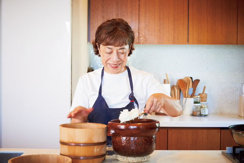 画像: 炊き上がったごはんをおひつに移す飛田さん。「ごはんをおひつに移しておくと、湿度の調節をしてくれるので、おいしさが長持ちします」