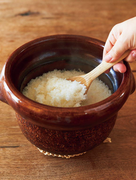 画像: 愛用の土鍋でごはんを炊く。炊き上がりにふたを開ける瞬間は、至福の時