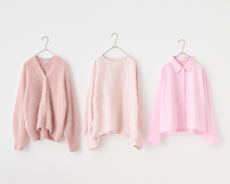 画像: 左）カシミヤカーディガン　66,000円／ロワズィール 中）リネンブラウス　25,300円／ロワズィール 右）ショートシャツ　19,800円／メヤメ（ソークロニクル）