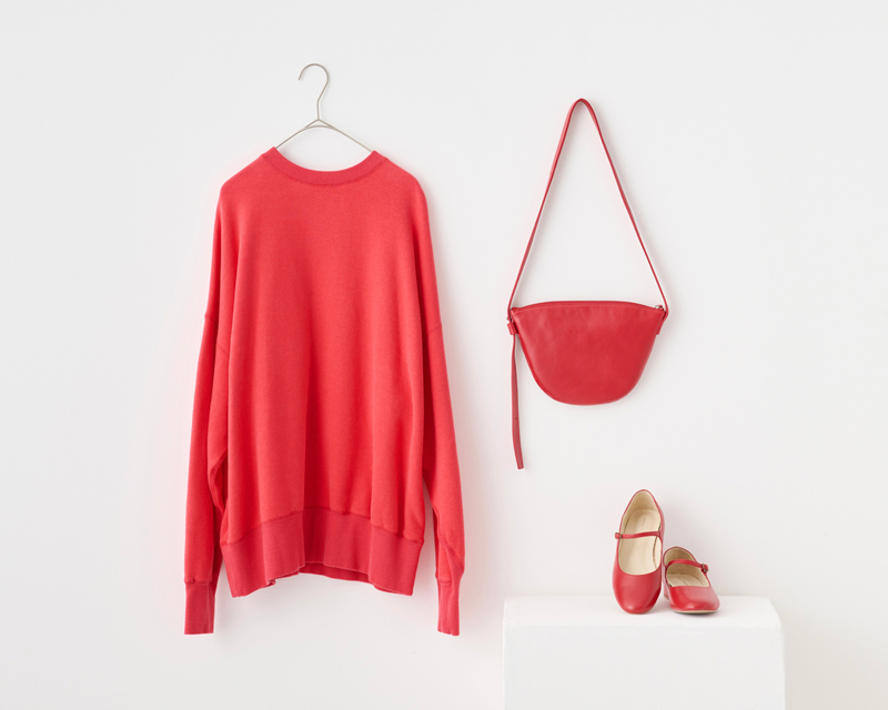 画像: 時計回りに スウェット　23,100円／ティッカ バッグ　29,700円／ロワズィール ストラップシューズ　28,600円／アデュー トリステス