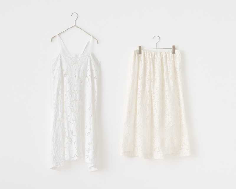 画像: 左）キャミワンピース　59,400円／エリテ（ケイエムディファーム） 右）スカート　33,000円／ヴェリテクール
