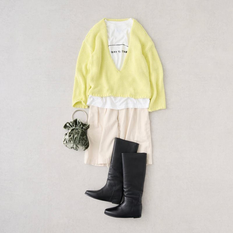 画像: イエローのロングスリットニット　29,700円／メヤメ（ソークロニクル） ショートパンツ　20,900円／アップサイクルリノベーシック バッグ　9,900円／ザ バグマティ（セムインターナショナル） ブーツ　29,920円／レメ（セムインターナショナル） そのほか、スタイリスト私物