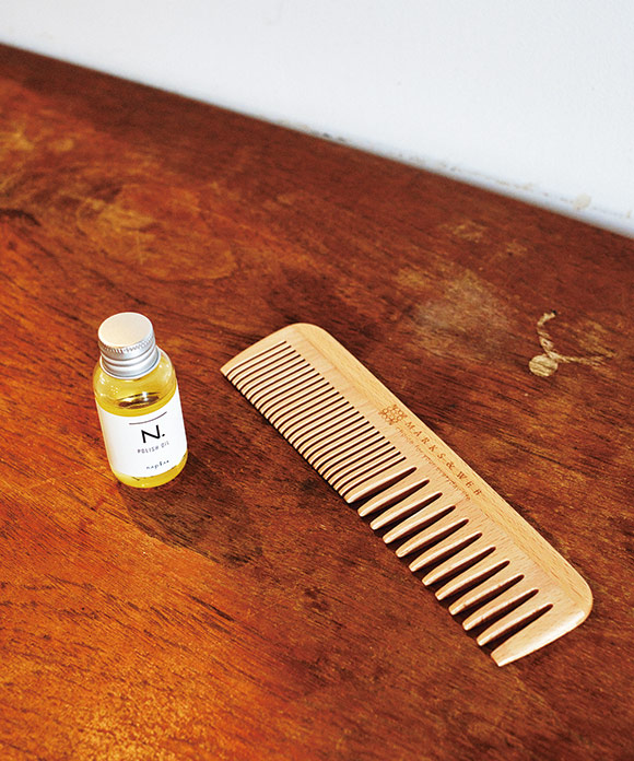 画像: 右）ウッド ヘアコーム Lサイズ／マークスアンドウェブ　左） N.ポリッシュオイル 30mL（美容室専売品）／ナプラ