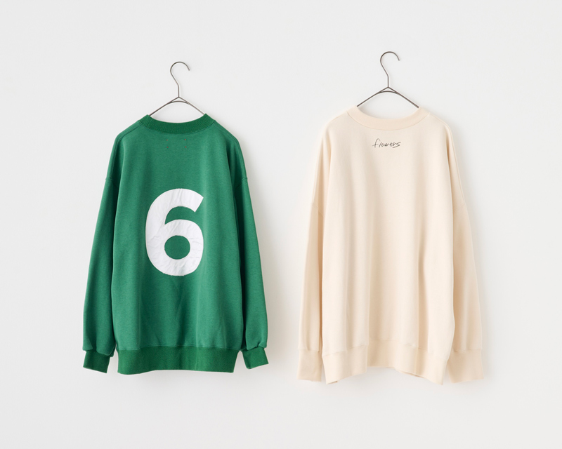 画像: 刺繍＆アップリケのスウェット　20,900円／メヤメ（ソークロニクル） ハンドペイント風プリントのスウェット　19,800円／コンジェ ペイエ アデュートリステス