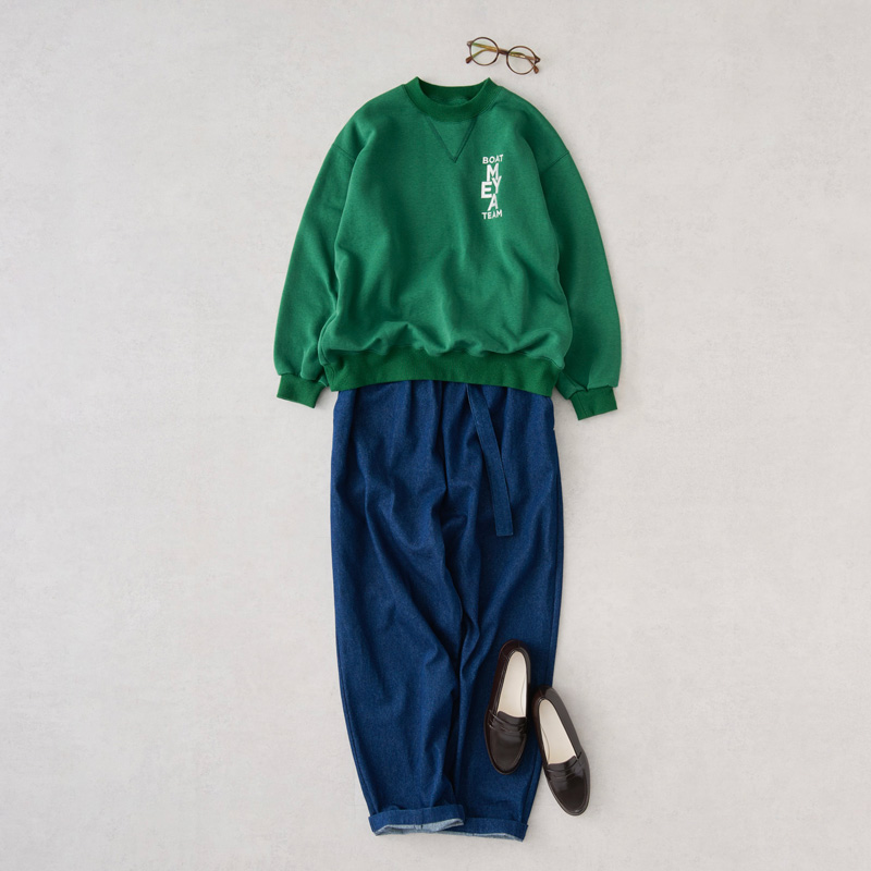 画像: グリーンのスウェット　20,900円／メヤメ（ソークロニクル） デニムパンツ　21,780円／コンジェ ペイエ アデュー トリステス メガネ　35,200円／クヲン（ピーオー） そのほか、スタイリスト私物