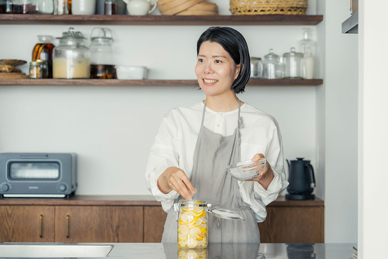 画像: レモンの酸味と香り、しょうがの辛みと滋味。氷砂糖がエキスを引き出す