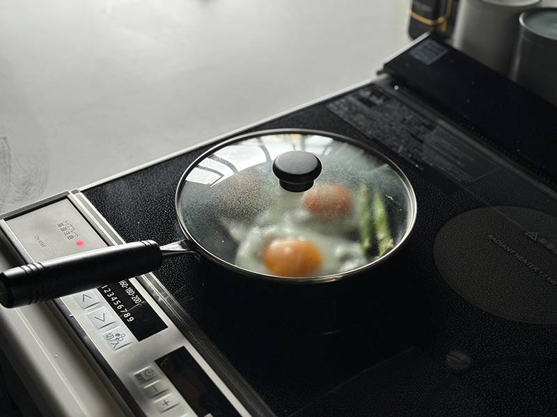 画像: ガラス蓋なら、蓋をしたまま火の通り具合を確認できる
