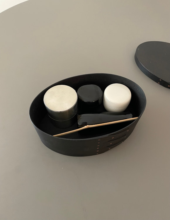 画像: 気に入った道具が見つかるまでは他のもので代用しながら。茶巾入れは旅行用の白い棗を利用