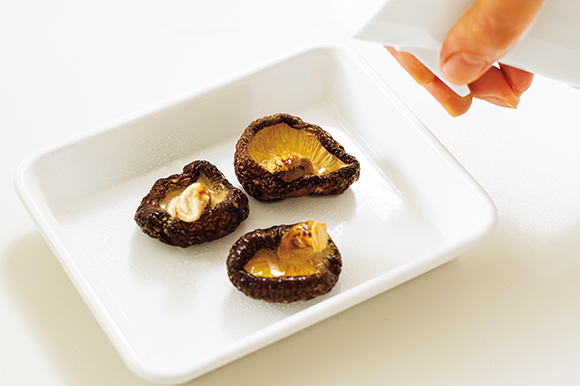 画像1: 食感よく食べられる「干ししいたけ」のもどし方