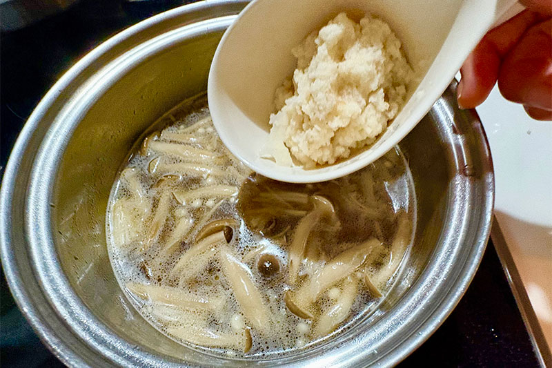 画像1: 「たっぷりきのことしょうがのスープ」のつくり方。おなかの中から温まる“秋のスープ”おろしれんこんのとろみがおいしい｜本多理恵子の「50代からは“手抜き”と“息抜き”」