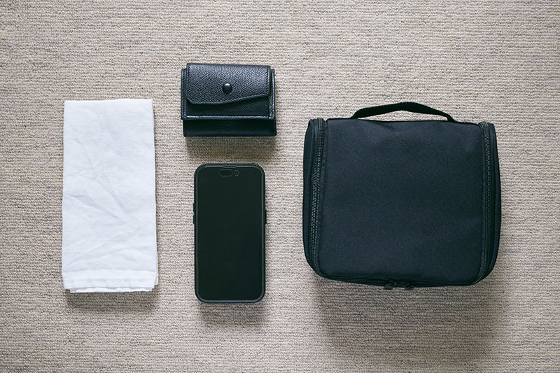 画像: かばんに入れる4点セット（ポーチ、財布、スマホ、ハンカチ）