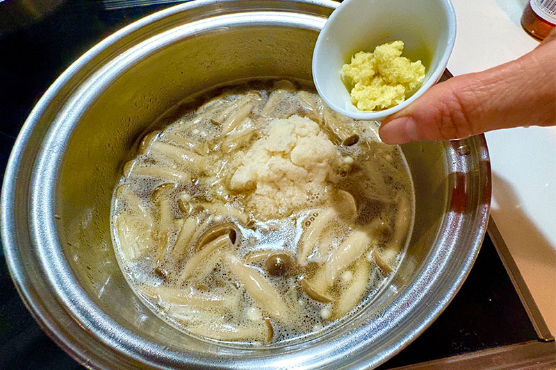 画像2: 「たっぷりきのことしょうがのスープ」のつくり方。おなかの中から温まる“秋のスープ”おろしれんこんのとろみがおいしい｜本多理恵子の「50代からは“手抜き”と“息抜き”」
