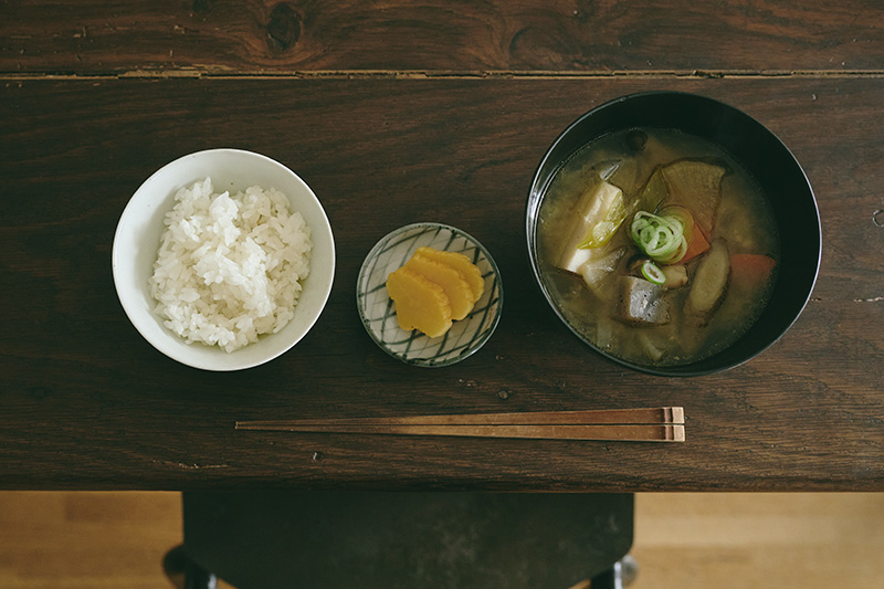 画像: 具だくさんのお味噌汁とご飯、漬物の“ シンプルデー”