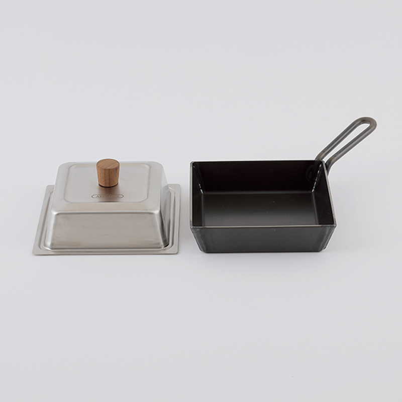 画像: 寸法：本体＝全長34×奥行き24×高さ7cm（焼き面＝幅14×奥行き14×深さ4cm）、ふた＝幅17.3×奥行き17.3×高さ7.5cm　質量：本体＝1.2kg、ふた＝300g　材質：本体＝鉄、底面＝鉄、持ち手＝鉄、ふた＝ステンレス、ウォールナット付属品：収納袋