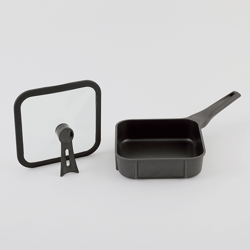 画像: 寸法：本体＝全長43.5×奥行き21×高さ6cm（焼き面＝幅20×奥行き20×深さ6cm）、ふた＝幅21×奥行き21×高さ7.8cm　質量：本体＝1.2kg、ふた＝712g　材質：本体＝アルミニウム合金、底面＝ステンレス、持ち手＝フェノール樹脂、ふた＝ガラス、シリコーンゴム、樹脂、ステンレス　サイズ展開：16cm、18cm、24cmもあり