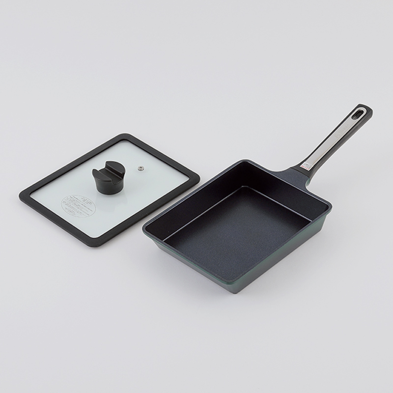 画像: 寸法：本体＝全長41.5×奥行き18×高さ8.5cm（焼き面＝幅21.5×奥行き17×深さ4cm）、ふた＝幅23×奥行き18×高さ4cm　質量：本体＝0.59kg、ふた＝430g材質：本体＝アルミニウム合金、底面＝鉄、持ち手＝フェノール樹脂、ステンレス、ふた＝強化ガラス、フェノール樹脂、シリコーンゴム　付属品：レシピ1冊