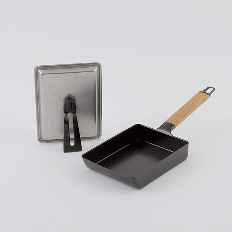 画像: 寸法：本体＝全長37.5×奥行き14×高さ8.5cm（焼き面＝幅19×奥行き14×深さ4cm）、ふた＝幅19×奥行き14.5×高さ6cm　質量：本体＝0.8kg、ふた＝350g　材質：本体＝鋳鉄ホーロー、底面＝鋳鉄ホーロー、持ち手＝オーク材（ウォールナット材、メタルの展開あり）、ふた＝ステンレス、鋳鉄ホーロー　付属品：レシピ1冊