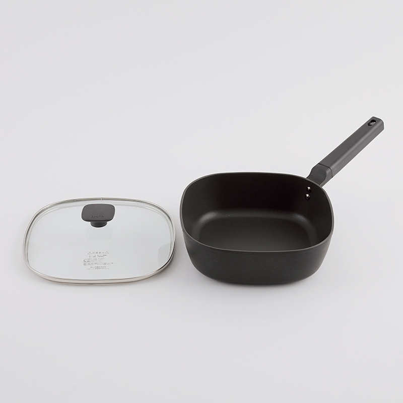 画像: 寸法：本体＝全長41.5×奥行き25×高さ11.5cm（焼き面＝幅22.5×奥行き22.5×深さ7cm）、ふた＝幅22.5×奥行き22.5×高さ4.5cm　質量：本体＝855g、ふた＝510g　材質：本体＝アルミニウム合金、底面＝ステンレス、持ち手＝フェノール樹脂、ふた＝強化ガラス、フェノール樹脂