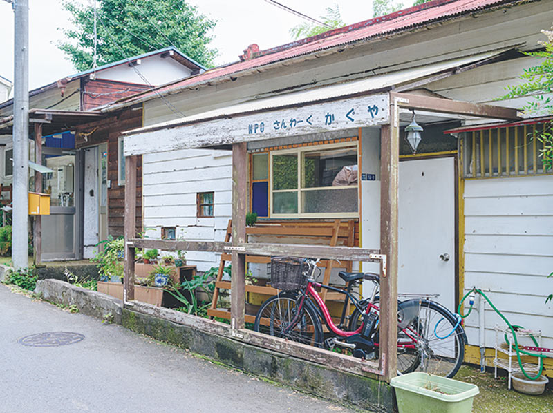 画像: 神奈川県藤沢市の日中一時支援事業所「さんわーく かぐや」の日常を取材。“にこにこ農園”での共同作業、草刈りや畑仕事の一日
