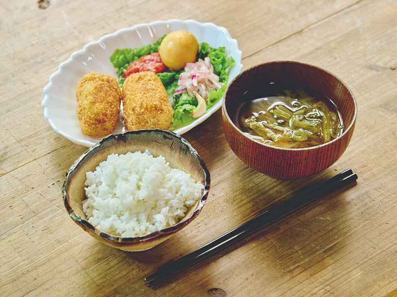 画像: 農作業後の体にしみる、スタッフの方たちの心のこもったお手製ランチ。お米、味噌、じゃがいも、びわ......どれもみんなで育てたり、仕込んだりしたもの