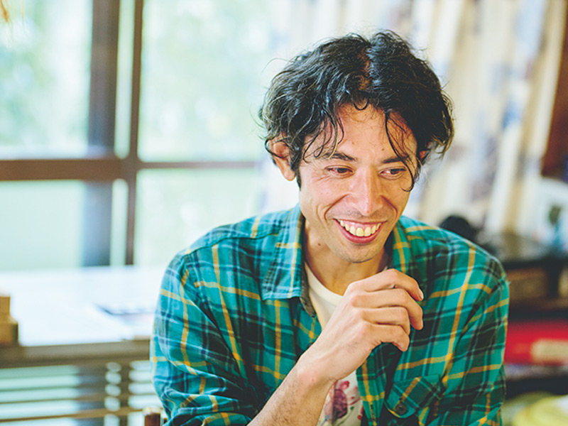 画像: 理事長の藤田靖正さん。メンバーたちとはフラットな関係で、軽口もたたけば、真摯な議論もする